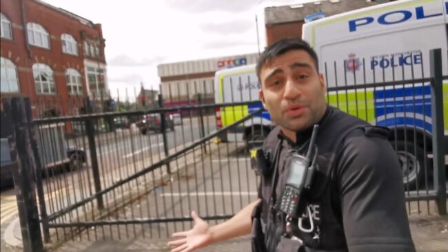 Police 👮‍♂️ Think It's Okay To Punch Members Of The Public!